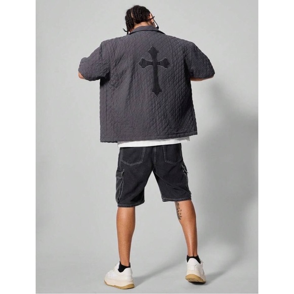 Men’s Dark Gray Quilted Short Sleeve Shirt Button Up Cross Design - Picture 7 of 9